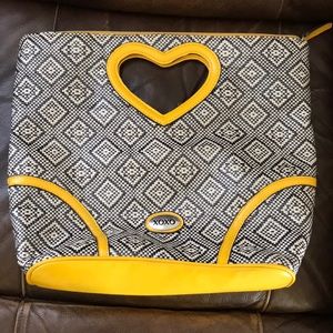 XOXO “woven” handbag! Heart cutout! 💛🖤